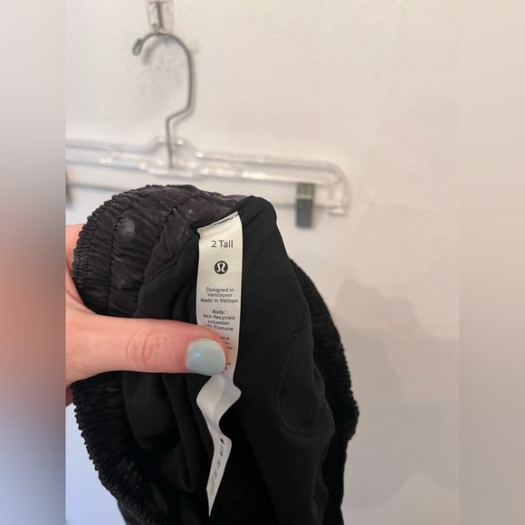 Lululemon Hotty Hot Low-Rise Lined Short 4" Aquila Black Multi / Black Size 2 - Picture 8 of 8